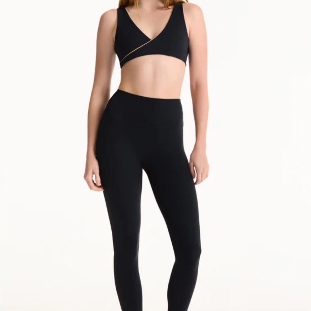 SET ACTIVE Airluxe Breathe Fabric V-Neck Sports Bra and Leggings Set